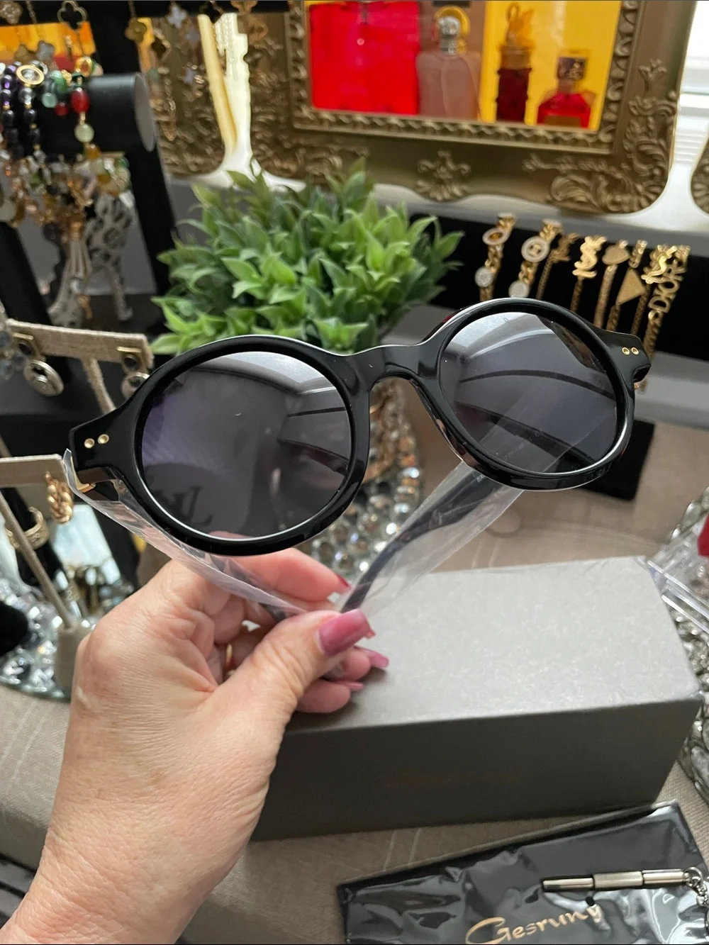 ✨Gesruny Black Sunglasses Case with Box and Accessory✨NEW with Box